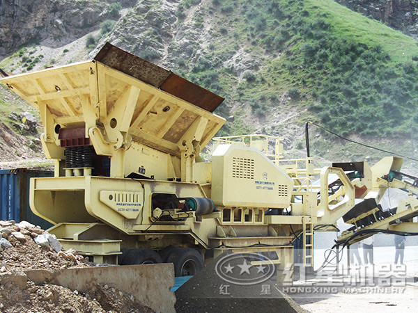 移動(dòng)顎式破碎機(jī)工作現(xiàn)場(chǎng)